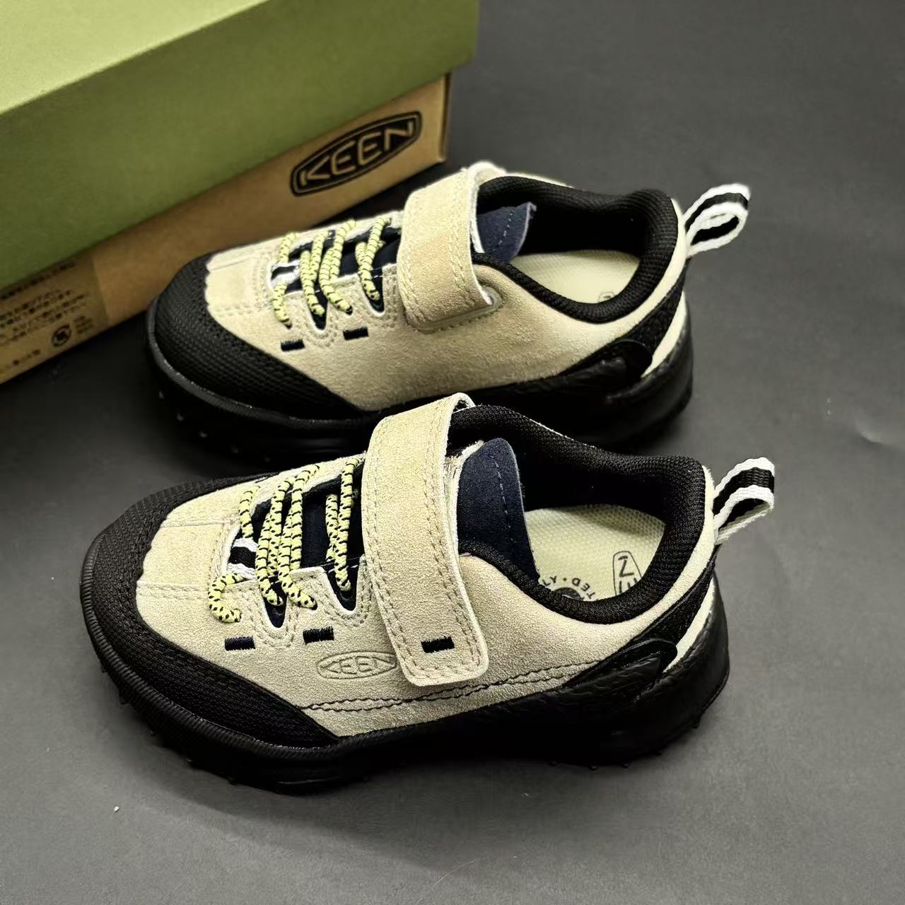 Children's shoes child